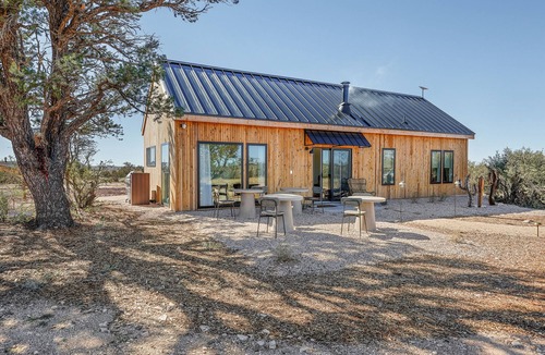 Valle Cabin | Casita Queen bed, private bath and kitchenette