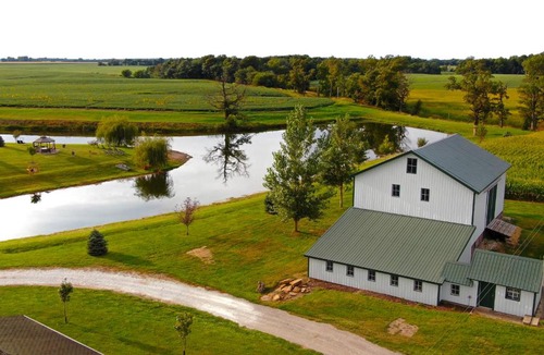 Gerlaw Apartment | Cast & Relax! Lake-View Fishing Cabin in Monmouth