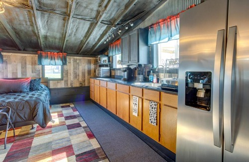 Gerlaw Apartment | Cast & Relax! Lake-View Fishing Cabin in Monmouth