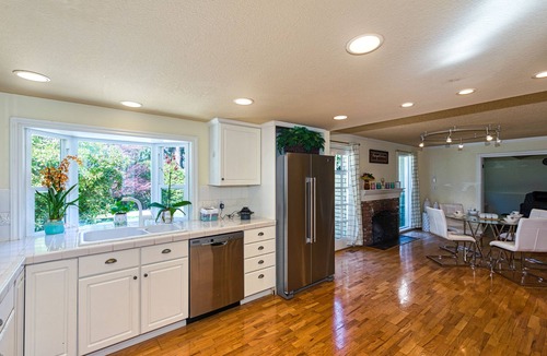 Cougar Mountain House | CASTLE VILLA: convenient n comfortable!