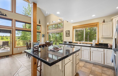 McCall House | Cedar Chalet -on golf course, clubhouse access with gym, seasonal pool & hot tub