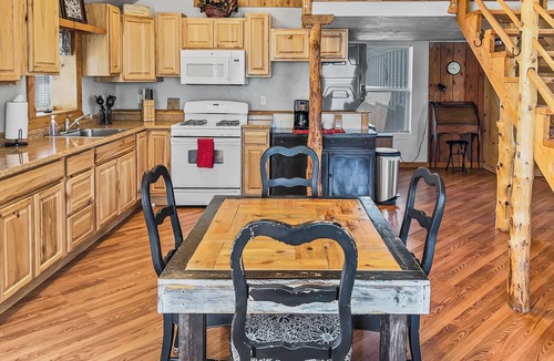 Montrose Cabin | Cedar Mountain Bunkhouse Garage Kennel