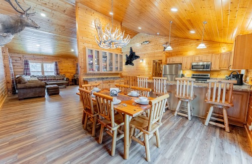 Munising Cabin | Cedar Pine Lodge & Trails End Barn: Summer Fun for the Whole Family – Spacious Lodge & Barn!