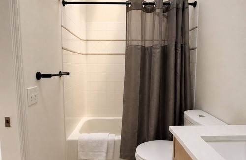 Old Ballard House | Central Ballard Townhome/Sleeps 8/Direct Bus Line to Stadium