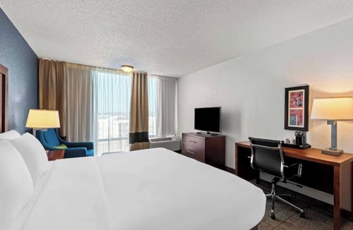 South Central Omaha Hotel | Central Omaha Oasis – Walk to Attractions, Enjoy Pool, Gym & Free Breakfast
