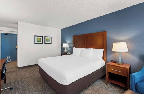 South Central Omaha Hotel | Central Omaha Oasis – Walk to Attractions, Enjoy Pool, Gym & Free Breakfast