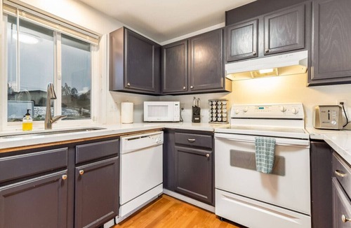 Hilltop House | Central Tacoma Family Hub 2 Mi from Dome w/AC