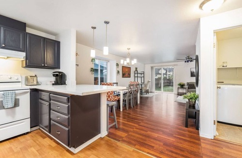Hilltop House | Central Tacoma Family Hub 2 Mi from Dome w/AC