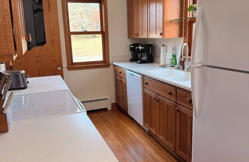 West Des Moines House | Central WDM Cottage - Clean, Quiet & Updated