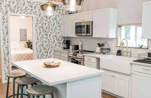 Centralia House | Centralia Garden Cottage | Cozy Loft Retreat
