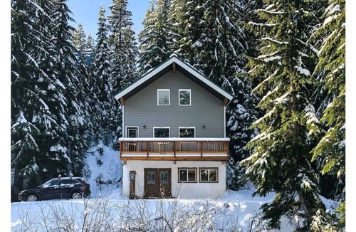 North Bend Cabin | Centrally Located/Close to Ski Resorts/High Speed Internet