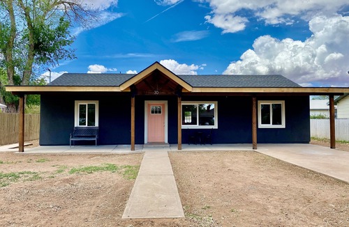 Snowflake House | Centrally located! 30 mins to Pines or Petrified Forest. Family-friendly.