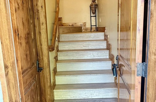 Hailey Apartment | Centrally located, bright studio next to the bike path in downtown Hailey