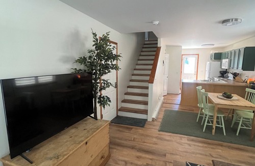 Franklin to the Fort House | Centrally located Craftsman, 2 blocks from Good Food Store.