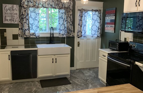 Colville House | Centrally located for all your activities!