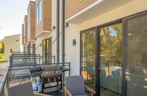 Arnolds Park Villa | CentralPark Townhome B10