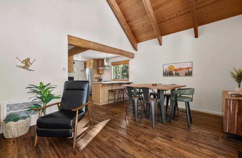 Sunriver Ski Chalet | Chalet Squatch - Cozy-Luxe Cabin Near Village & SHARC!