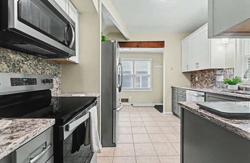 Aksarben - Elmwood Park House | Charm w/EV Charge +Theater + Arcade | Sleeps 12