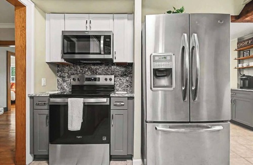 Aksarben - Elmwood Park House | Charm w/EV Charge +Theater + Arcade | Sleeps 12