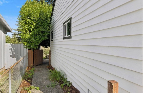 Burien House | Charming 1-bedroom house in lovely Burien with high speed WiFi,