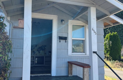 West Salem House | Charming 1-bedroom house with AC, WiFi in serene Salem