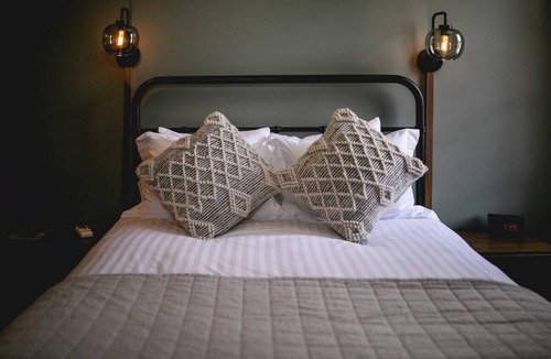 Jacksonville Hotel | Charming 1 BR Queen Guest Room at the Historic Jacksonville Inn. Walk to downtown shops, dining, and the Britt Festival grounds. Perfect for a quick stopover or a romantic Oregon wine country visit.