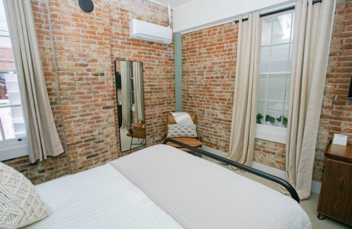 Jacksonville Hotel | Charming 1 BR Queen Guest Room at the Historic Jacksonville Inn. Walk to downtown shops, dining, and the Britt Festival grounds. Perfect for a quick stopover or a romantic Oregon wine country visit.