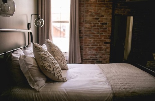 Jacksonville Hotel | Charming 1 BR Queen Guest Room at the Historic Jacksonville Inn. Walk to downtown shops, dining, and the Britt Festival grounds. Perfect for a quick stopover or a romantic Oregon wine country visit.