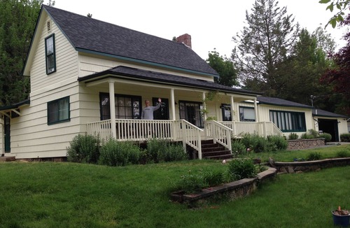 Jacksonville House | Charming 1875 Farmhouse in Historic Jacksonville — Walk to Town & Britt