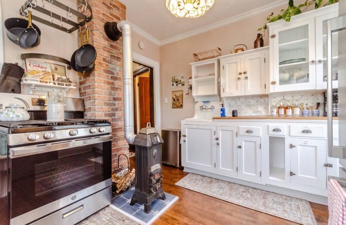 New Tacoma Apartment | Charming 1901 Victorian Gem - 2BR Urban Escape AC Apartment in Downtown Tacoma