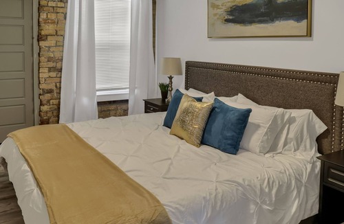 Central City Apartment | ❤️Charming 2 Bed/2 Bath❤️King Bed❤️Downtown Getaway❤️Near Park❤️