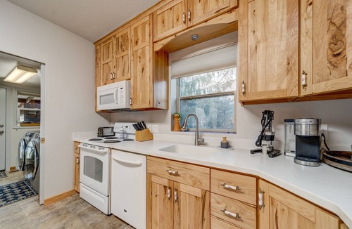 Garden District Cottage | Charming 2-bedroom cottage in nice Coeur d'Alene with WiFi, AC & Hot Tub