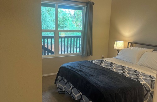 Franklin to the Fort Apartment | Charming 2-bedroom apartment with AC, WiFi in marvelous Missoula