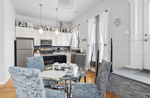 Newton Apartment | Charming 2-bedroom apartment in Newton on square above coffee shop!