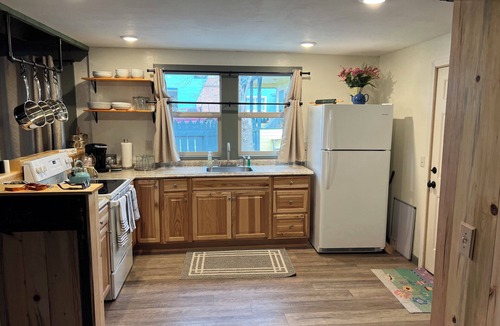Reed Point Cottage | Charming 2-bedroom cottage in lovely Reed Point with WiFi, AC
