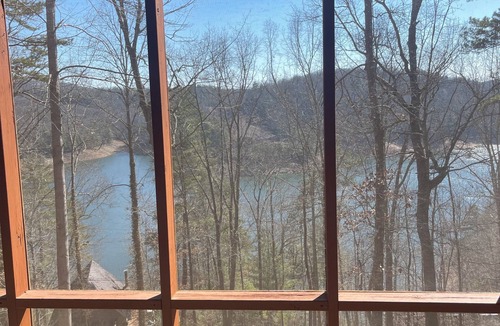 Unaka Cabin | Charming 2-bedroom cabin with WiFi in the the Smokey Mountains