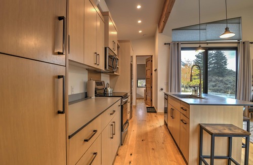 Hailey Cottage | Charming 2 bedroom Cottage in Dark Sky Corridor, Wildlife and Silence!