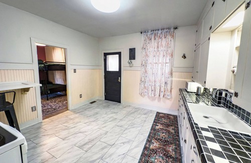 Price Cottage | Charming 2-bedroom cottage with WiFi, AC in welcoming Helper