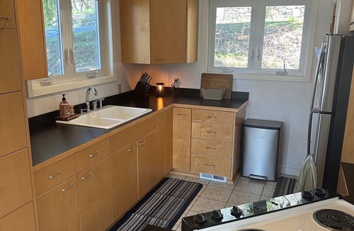 East Hope House | Charming 2-bedroom house with AC, WiFi in serene East Hope.
