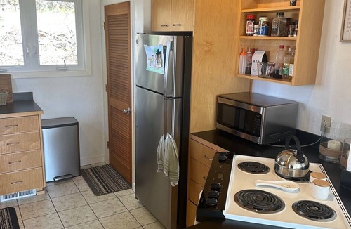 East Hope House | Charming 2-bedroom house with AC, WiFi in serene East Hope.
