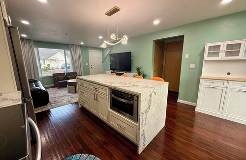 Albany House | Charming 2-bedroom house + WiFi, workspace, outdoor deck, fitness area in Albany