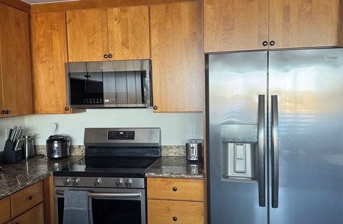 Dunlap Condo | Charming 2-bedroom lakefront condo in Seattle. Top-floor unit.