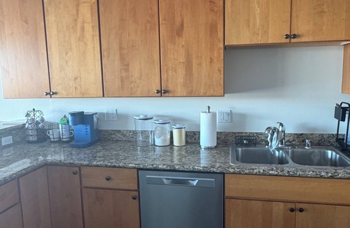 Dunlap Condo | Charming 2-bedroom lakefront condo in Seattle. Top-floor unit.
