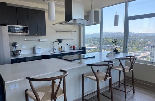 Wilburton Apartment | Charming 2-bedroom + office penthouse with Mt Rainier views in Bellevue downtown