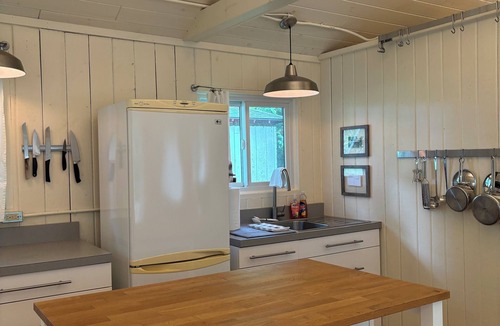 Tawas City Cottage | Charming 2-bedroom Scandinavian cottage in welcoming Tawas City with AC