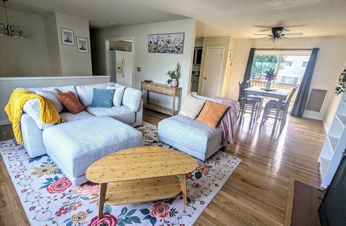Beaverton Condo | Charming 2-bedroom unit with WiFi, backyard in lovely Beaverton