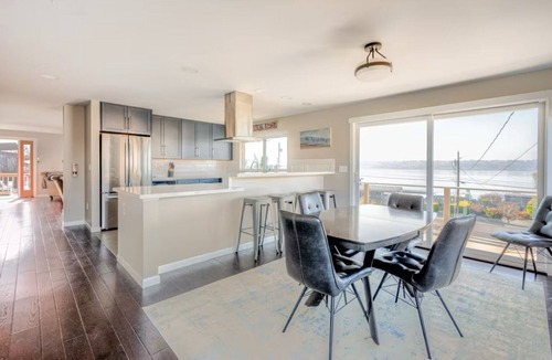 Tacoma House | Charming 2-bedroom unit with WiFi, AC with amazing Puget Sound view in Tacoma