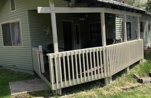 St. Maries Cabin | Charming 2-bedroom dry cabin by Black Lake