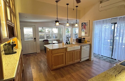 Historic Downtown District House | Charming 2-bedroom Victorian Gem - Across Beautiful Lithia Park & Ashland Plaza