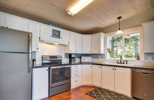 Oak Harbor Cottage | Charming 2-bedroom waterfront cottage overlooking Penn Cove